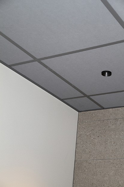 Rockfon himlingsplate color grey i  T-profiler i toilett 1
